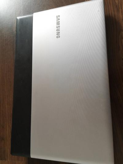 Laptop Samsung NP300 E5A, I5, 500GB, CPU 2,5GHz, 