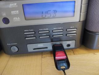 Mini wieża z CD i wejściem USB + kolumny