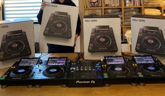 Pioneer CDJ-3000 Multi-Player / Pioneer DJM-A9 DJ 