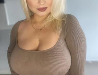 Wolna dziewczyna zaprasza na miłe spotkanie